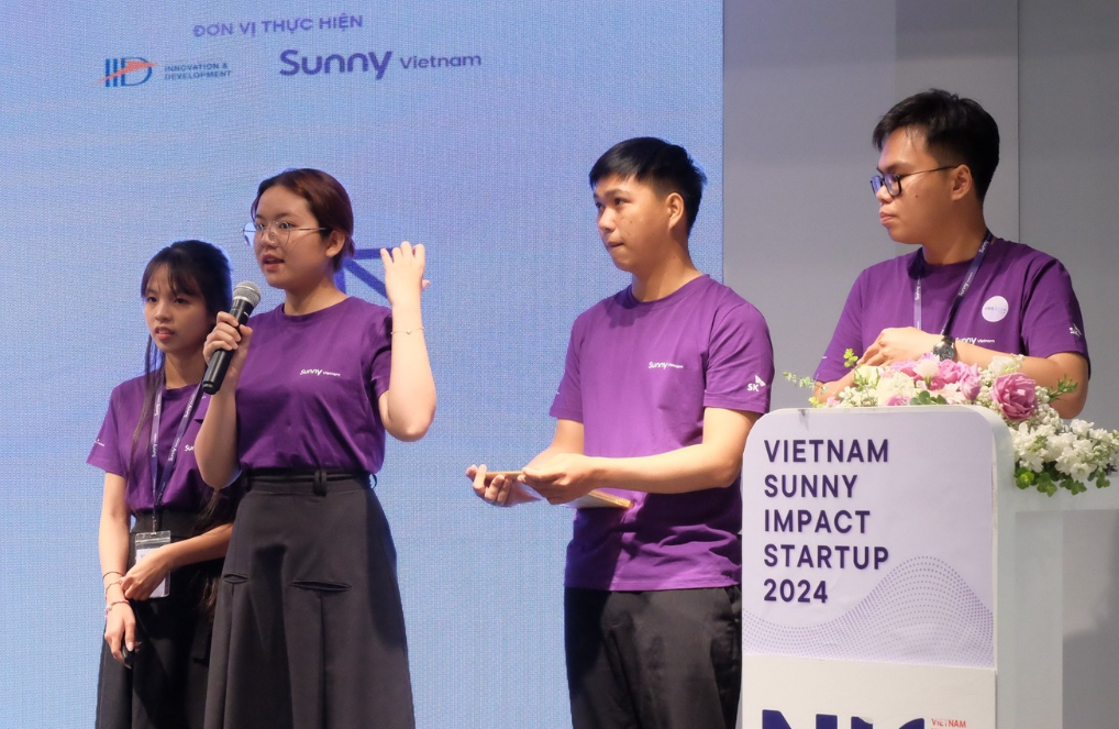 A speaker presenting at the Vietnam Sunny Impact Startup program.